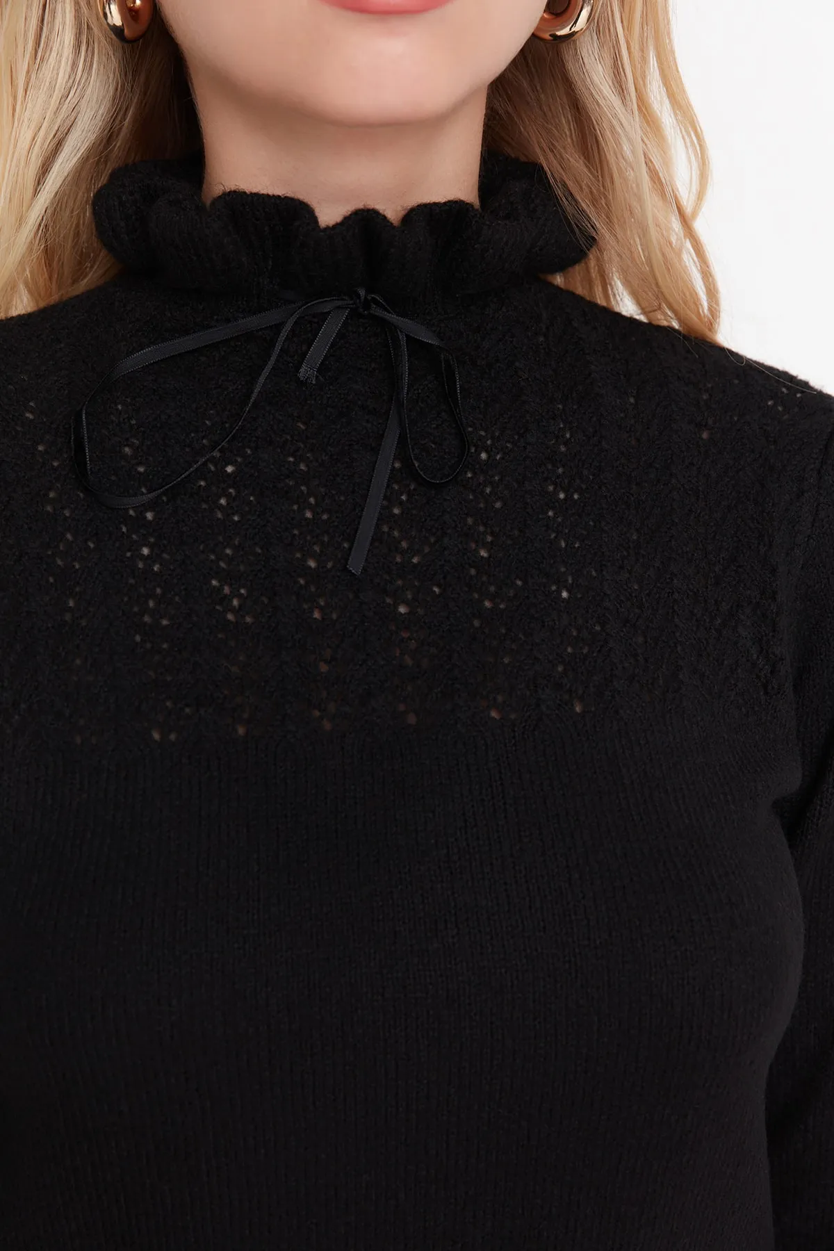 Trendyol Collection  Schwarzer Strickpullover mit weicher Struktur und Lochmuster TWOAW21KZ2355