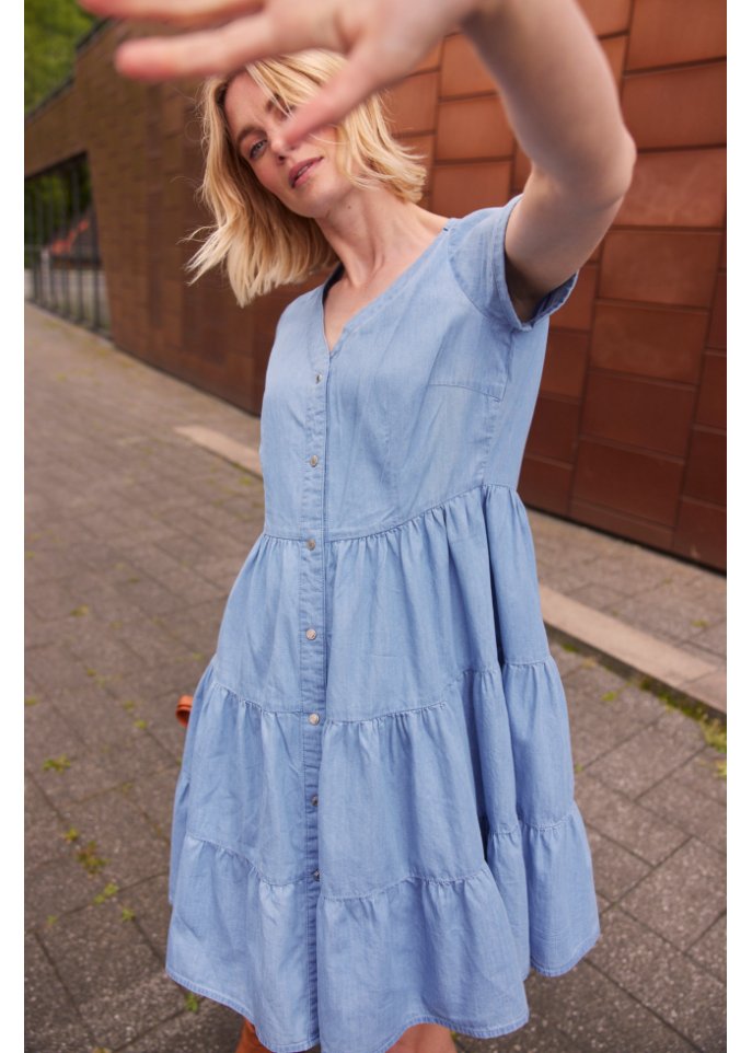 Kurzes Jeanskleid mit Knopfleiste