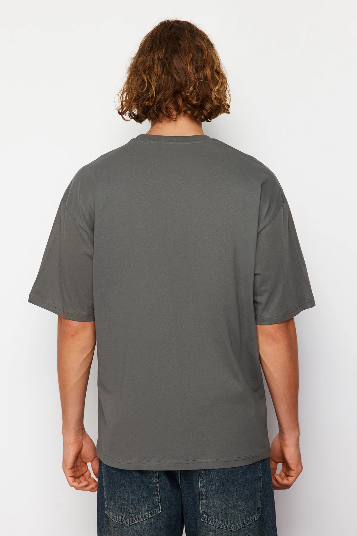 Trendyol Collection  Anthrazitfarbenes, übergroßes/weit geschnittenes, kurzärmliges, landschaftlich besticktes T-Shirt aus 100 % Baumwolle TMNSS23TS00243