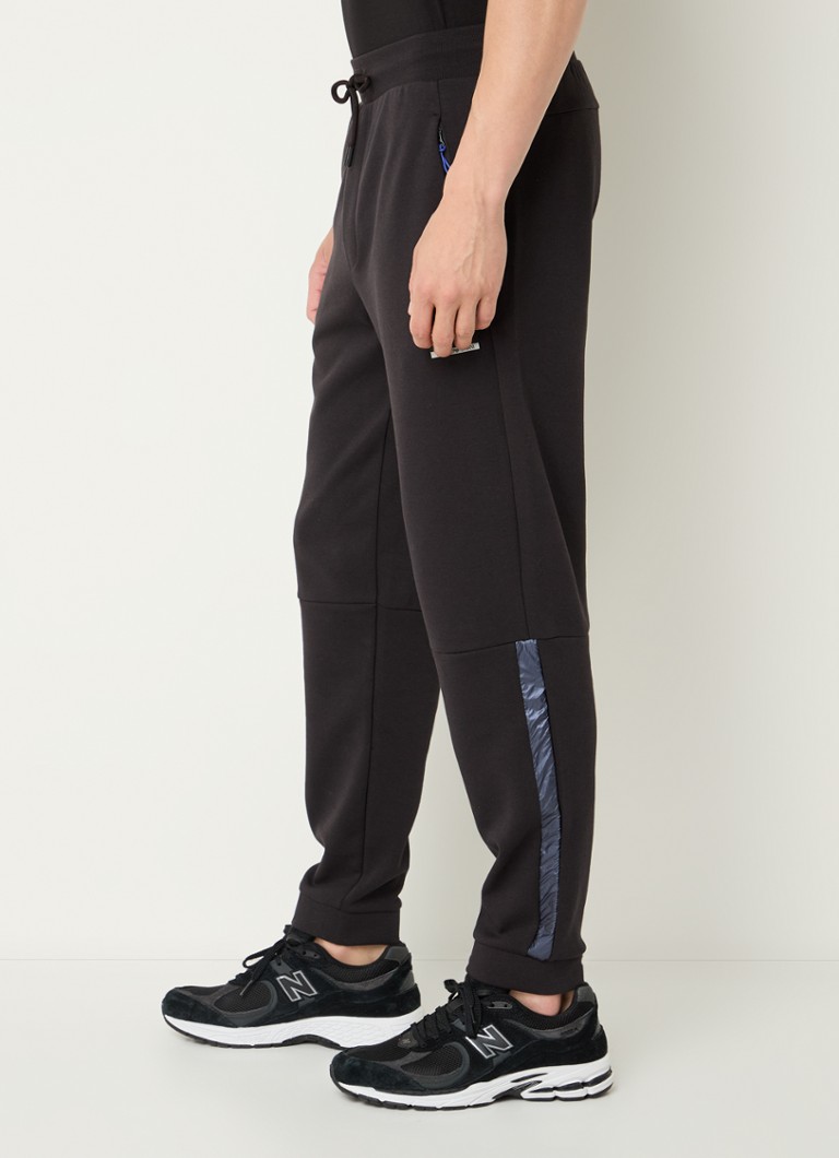 Pantaloni de trening slim fit de la Emporio Armani, cu buzunare laterale și logo.