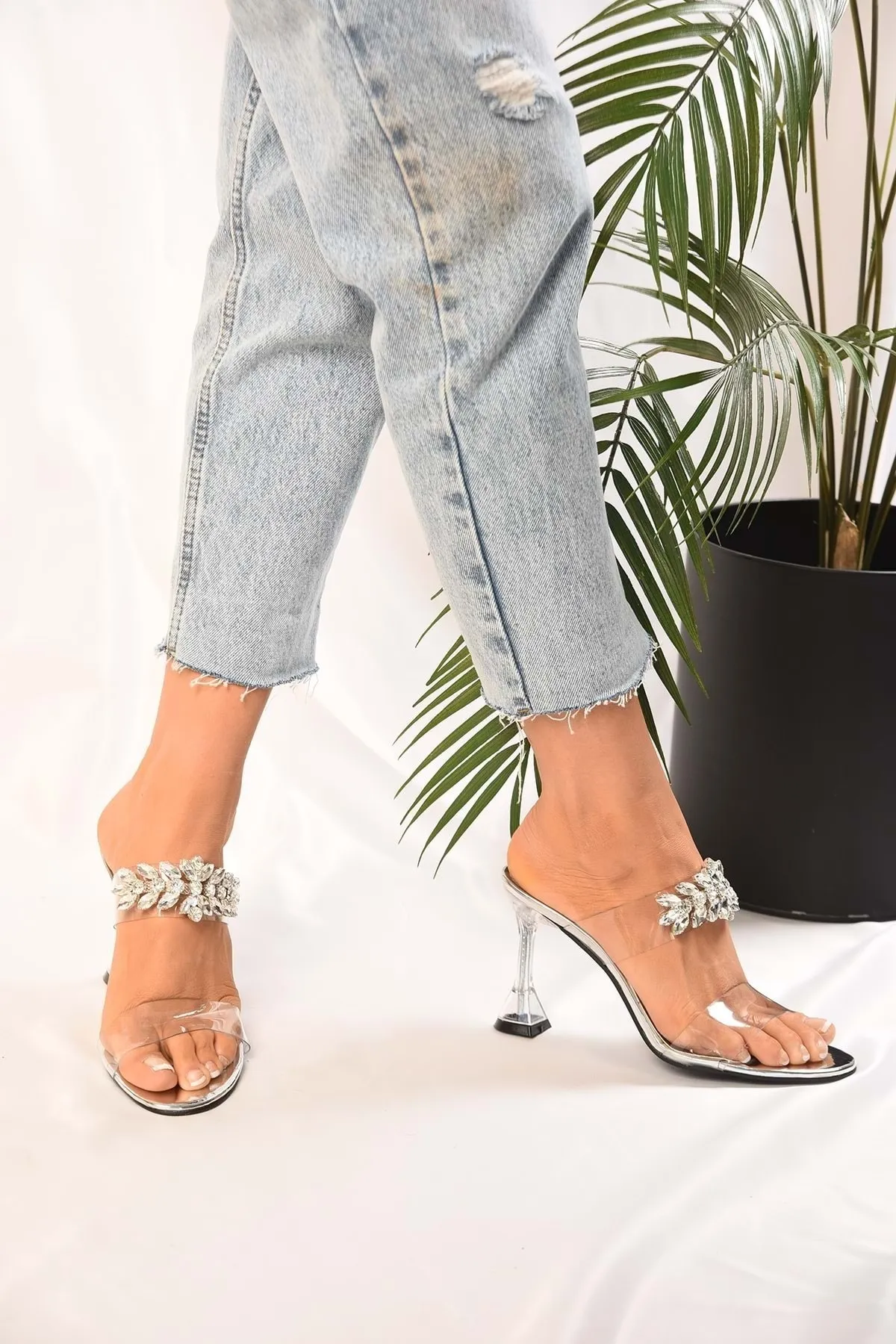 Shoeberry  Damen-Hausschuhe mit silbernen, verspiegelten, klassischen Strasssteinen und Absatz