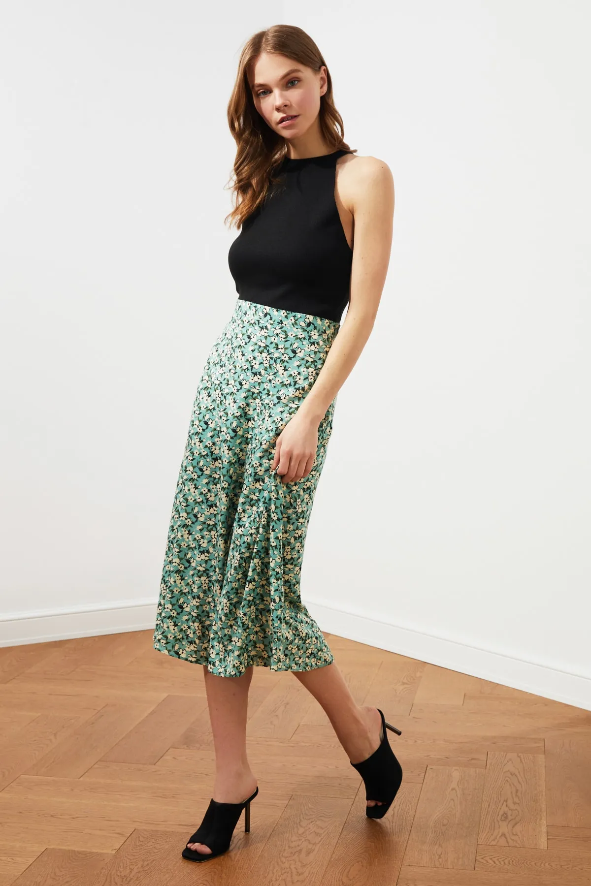 Trendyol Collection  Grüner gewebter Midirock aus Viskosestoff mit Schlitzdetail und Blumenmuster TWOSS20ET0230
