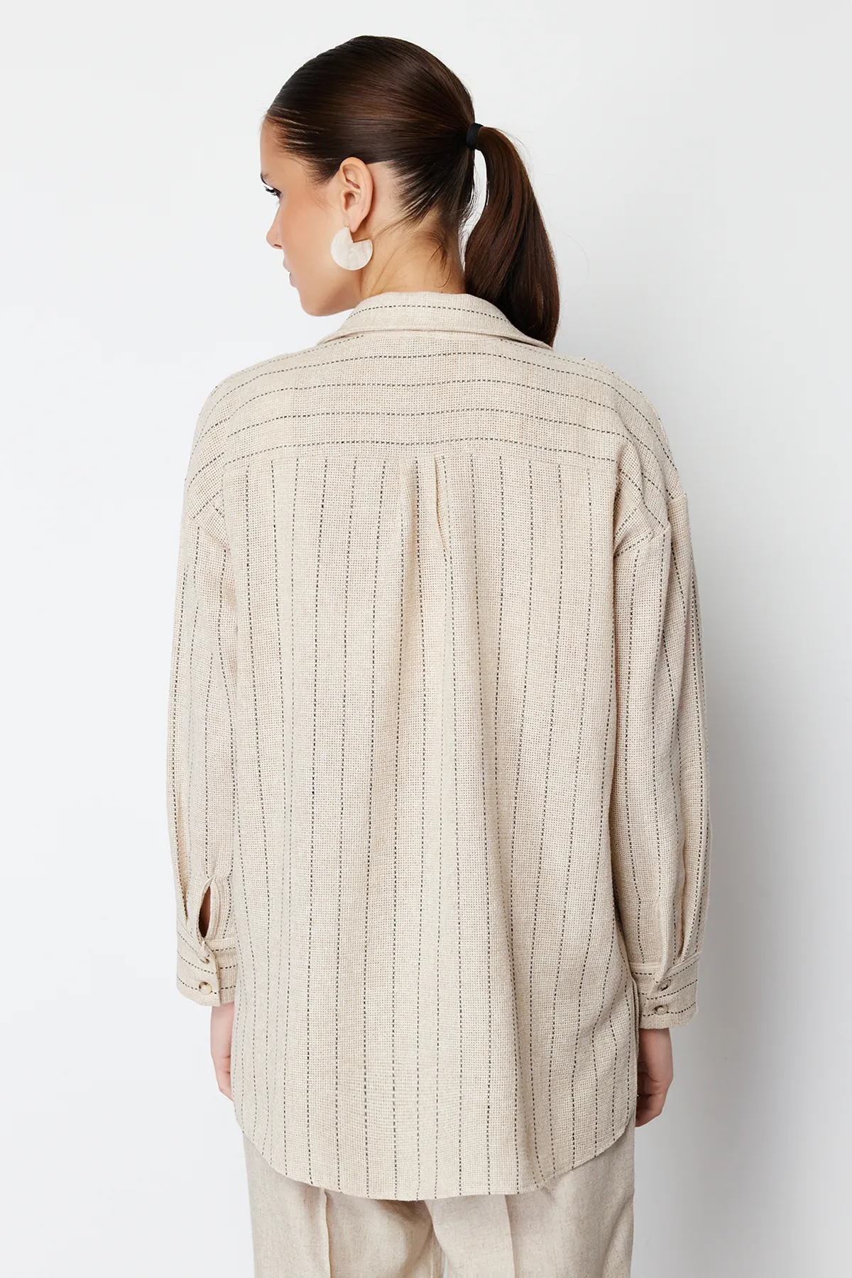 Trendyol Collection  Beige gestreiftes, gewebtes Oversize-Hemd in Leinenoptik TWOSS24GO00047