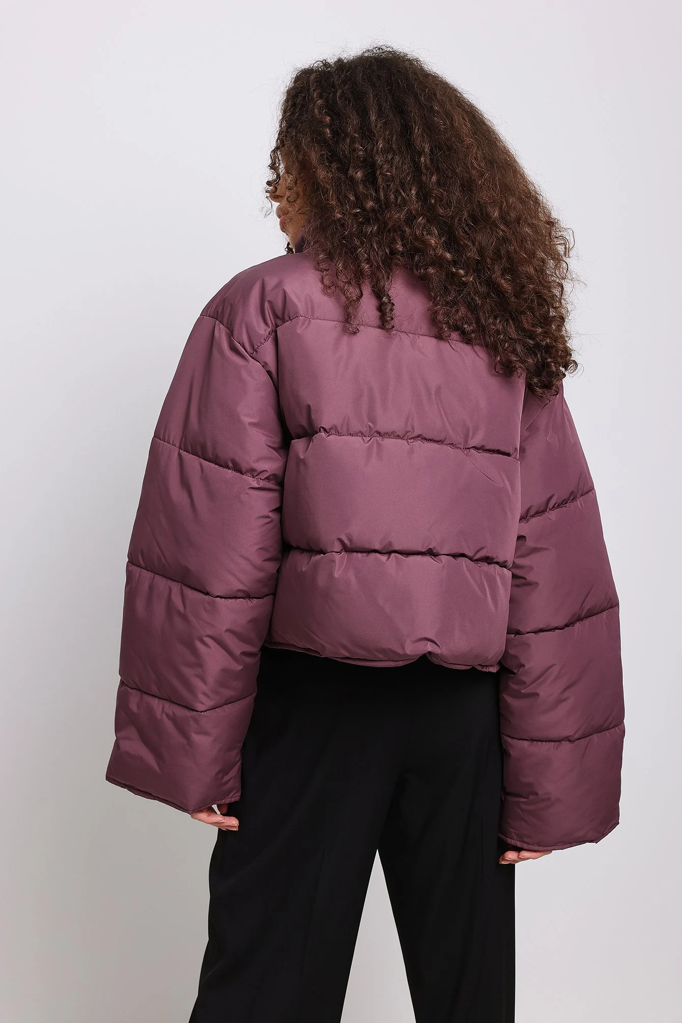 Recycelte kurze gefütterte Jacke mit Druckknöpfen