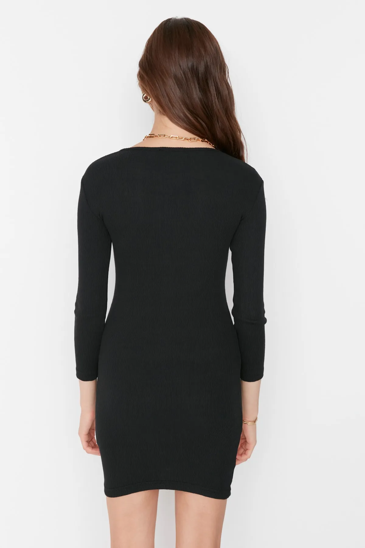 Trendyol Collection  Schwarzes, figurbetontes, geripptes, elastisches Mini-Strickkleid mit Schlitz und Rundhalsausschnitt TWOAW21EL0135