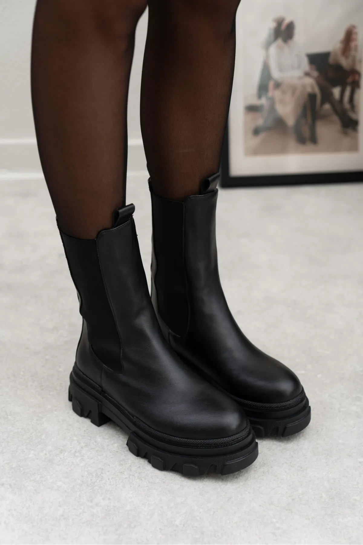 NİŞANTAŞI SHOES  Monaco Damenstiefel mit flacher Sohle aus schwarzem, mattem Gummi