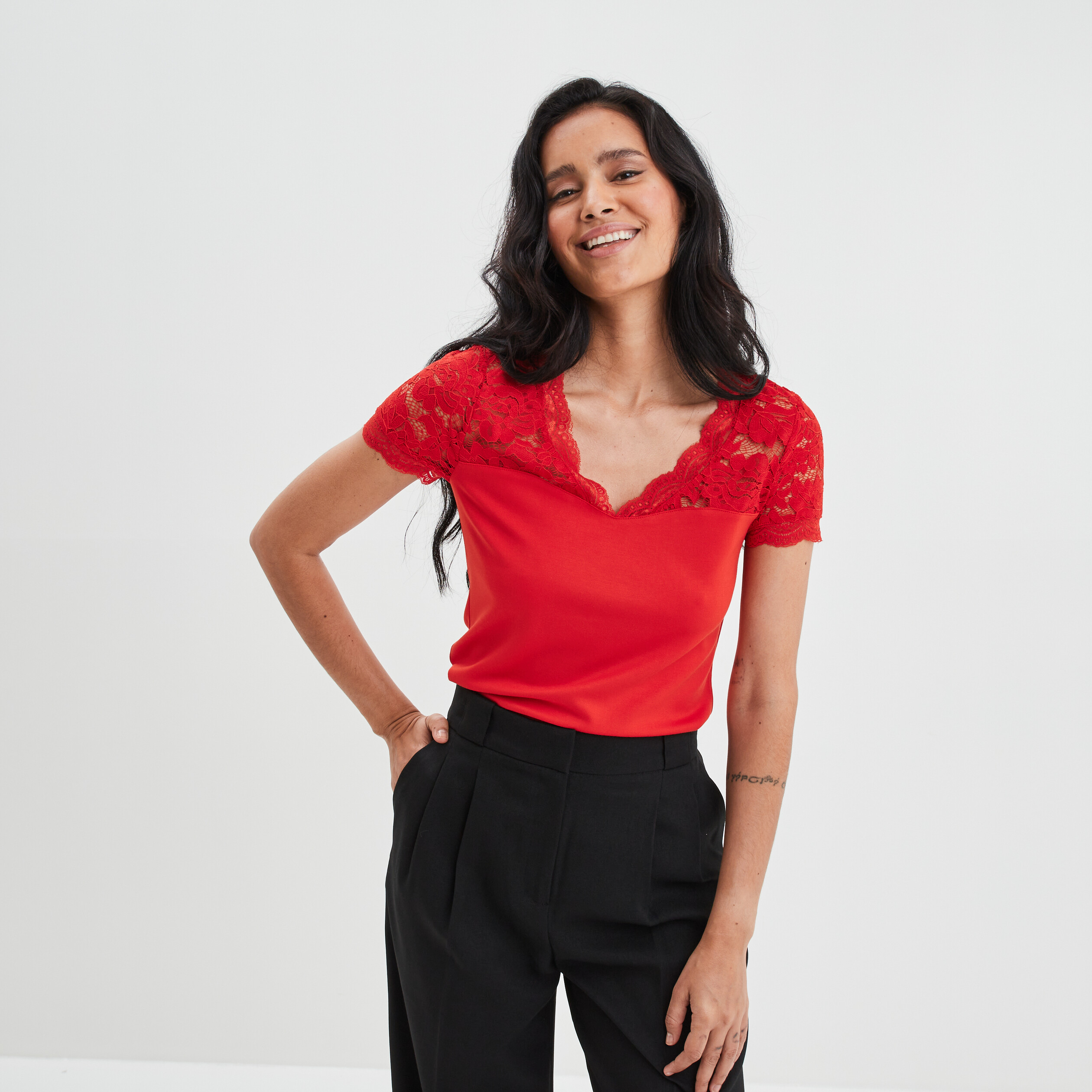 T-shirt col en V avec dentelle Mosquitos rouge fluo femme | La Halle