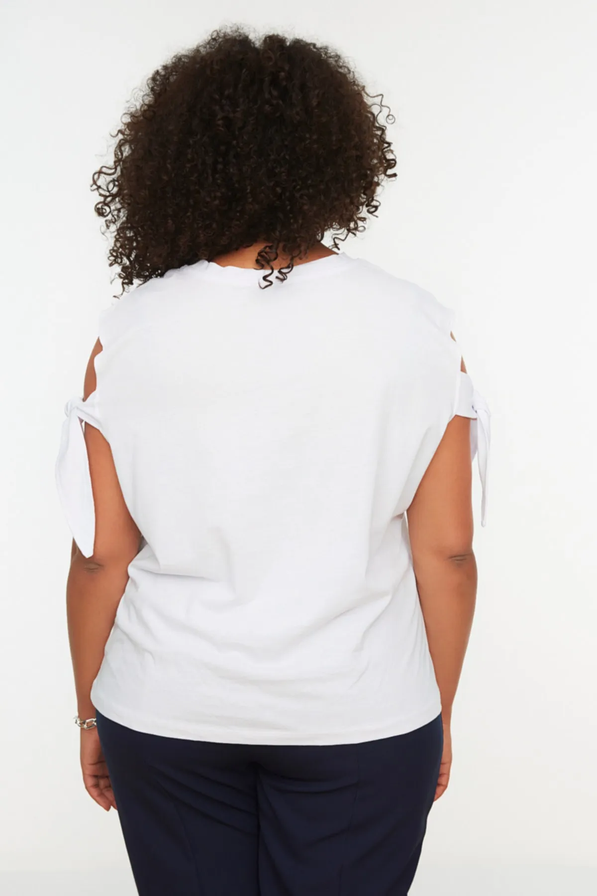 Trendyol Curve  Weißes Strick-T-Shirt mit Bindedetail an den Ärmeln TBSSS22BF0003