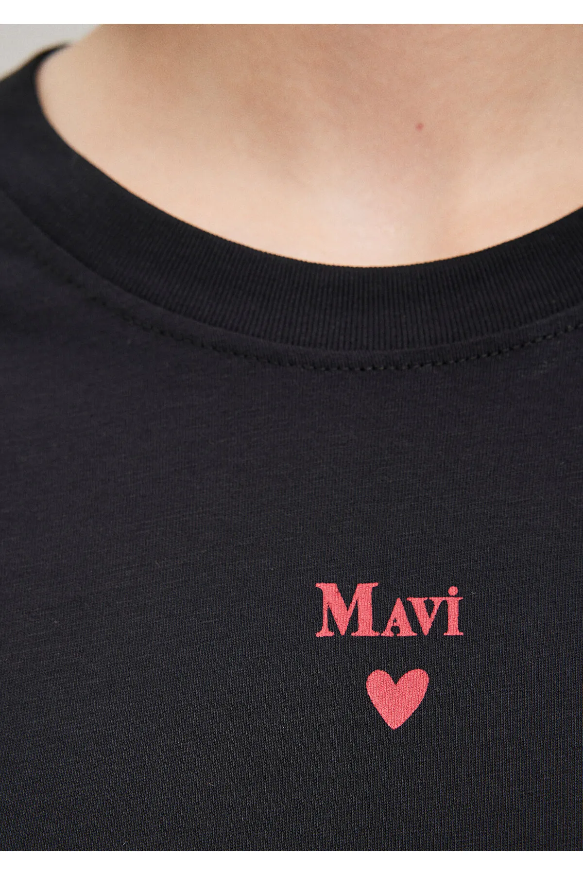 Mavi  Schwarzes T-Shirt mit Logo-Print, reguläre Passform / normaler Schnitt 1601185-900