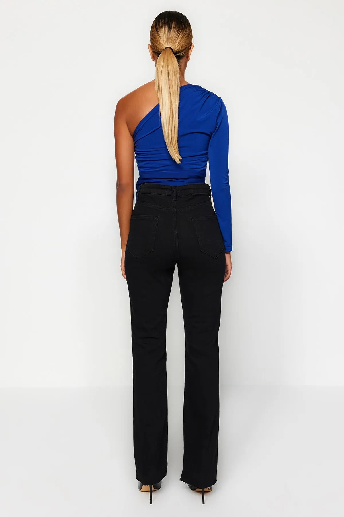 Trendyol Collection  Schwarze Schlagjeans mit Schlitz und hoher Taille TWOAW22JE0382