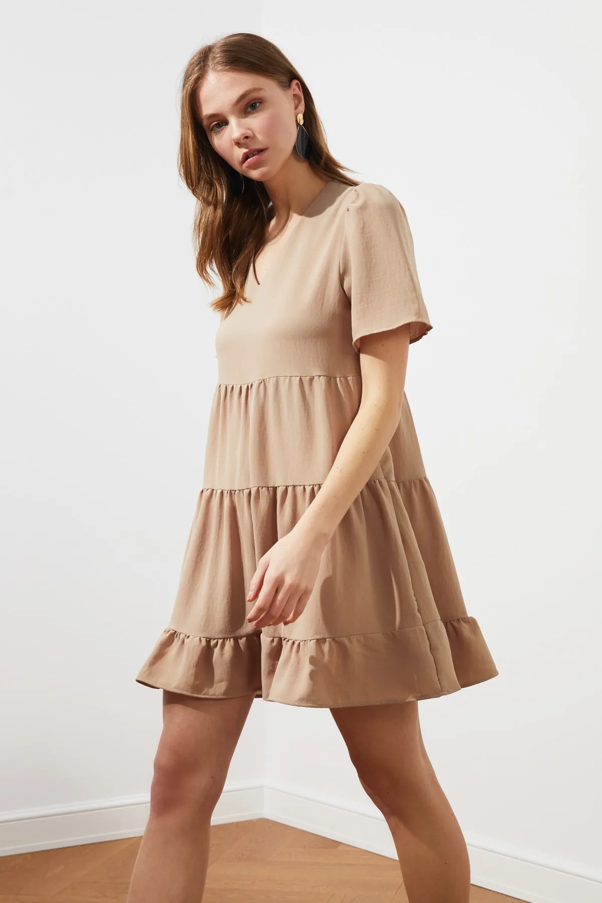 Trendyol Collection  Steinfarbenes, weit geschnittenes Mini-Webkleid TWOSS20EL0400