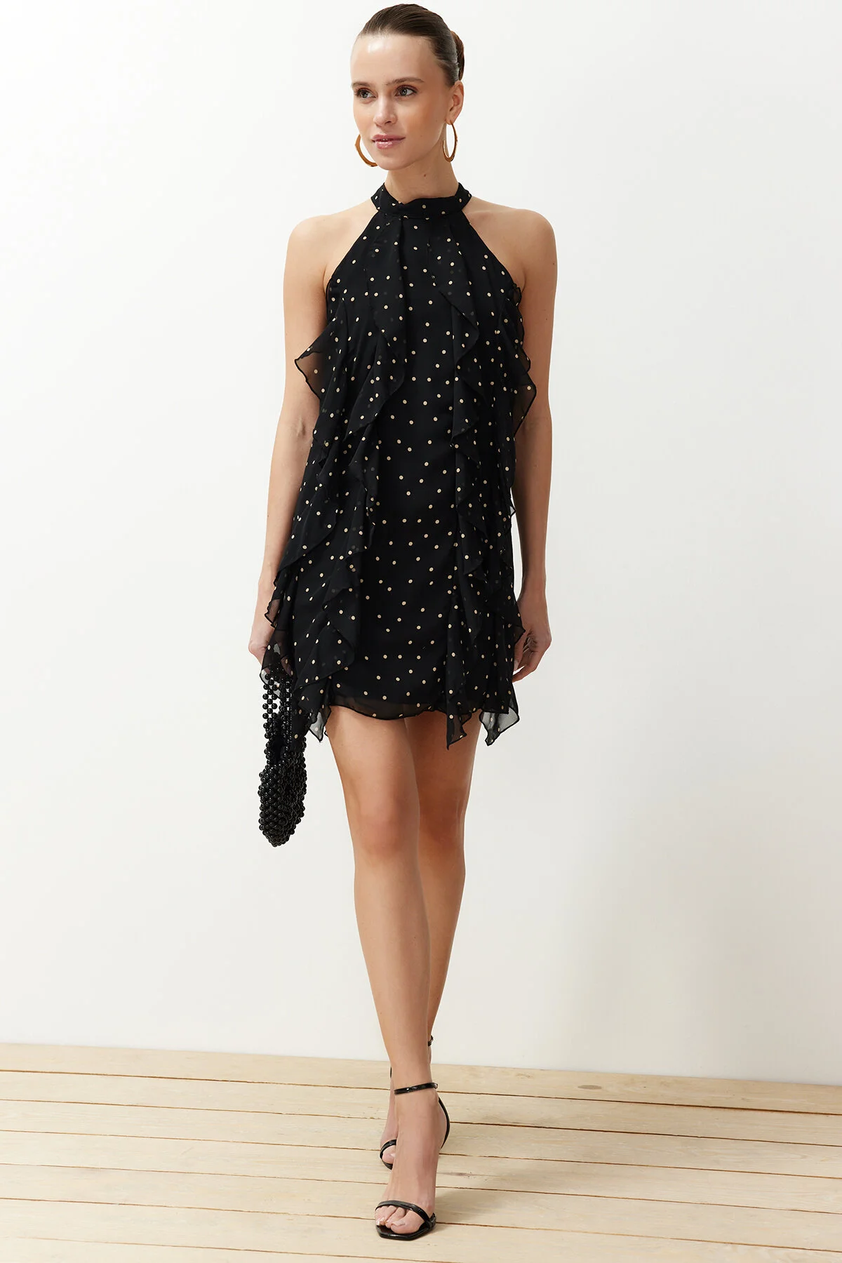 Trendyol Collection  Schwarzes gepunktetes, gefüttertes Minikleid aus Chiffon mit Volantdetail TWOSS24EL00540