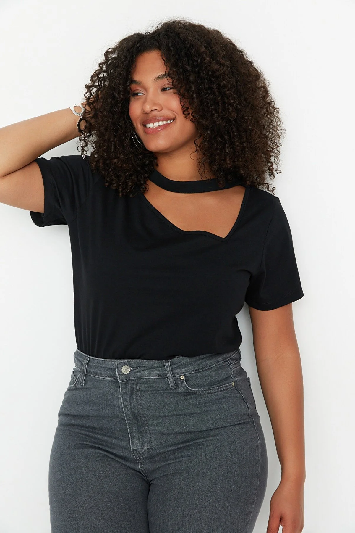 Trendyol Curve  Schwarzes, detailliertes Strick-T-Shirt mit Fenster/Ausschnitt TBBSS22BF00001