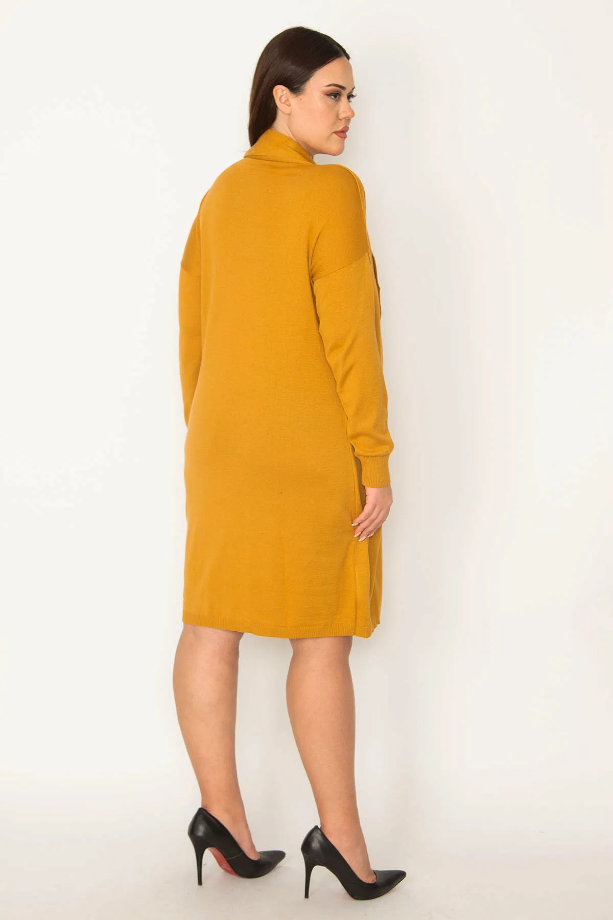 Şans  Damen-Strickjacke in Senfgelb vorne in Übergröße 65n19811