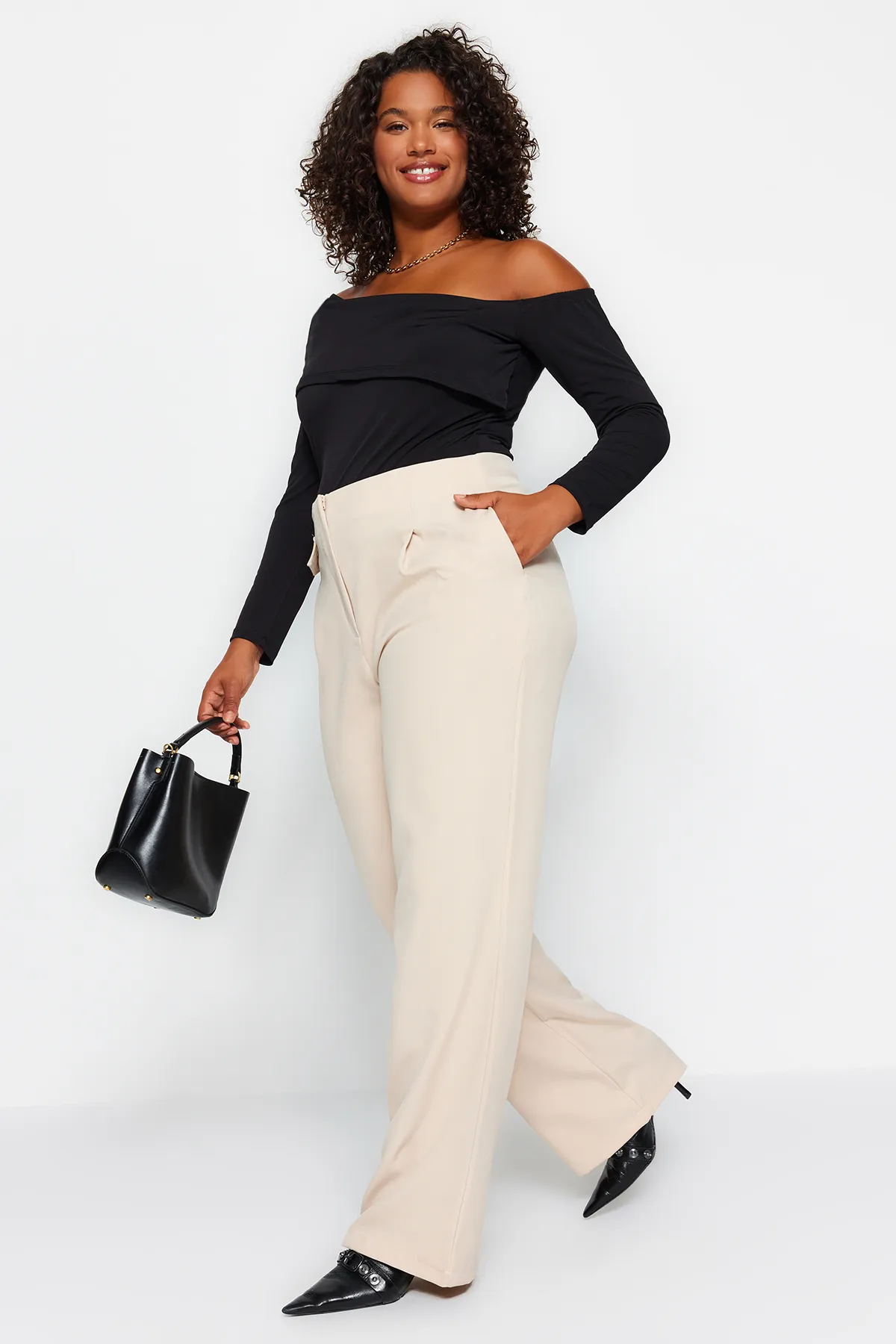 Trendyol Curve  Cremefarbene gewebte Hose mit Taschendetail TBBAW24AR00015
