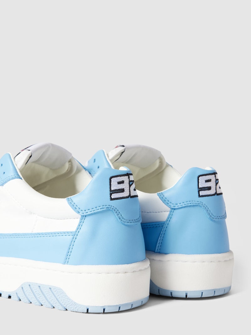 Sneaker mit Label-Details in hellblau