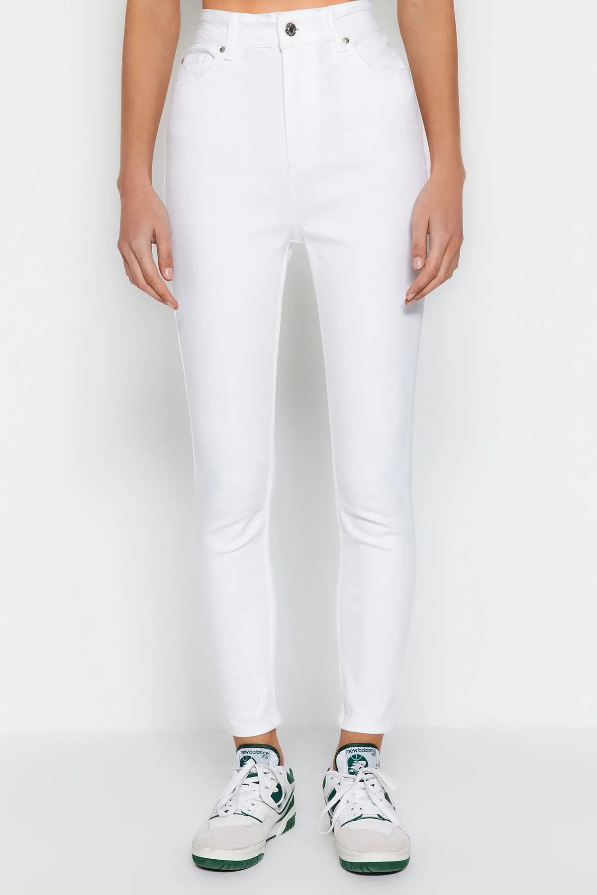 Trendyol Collection  Weiße Skinny-Jeans mit superhoher Taille TWOSS23JE00202