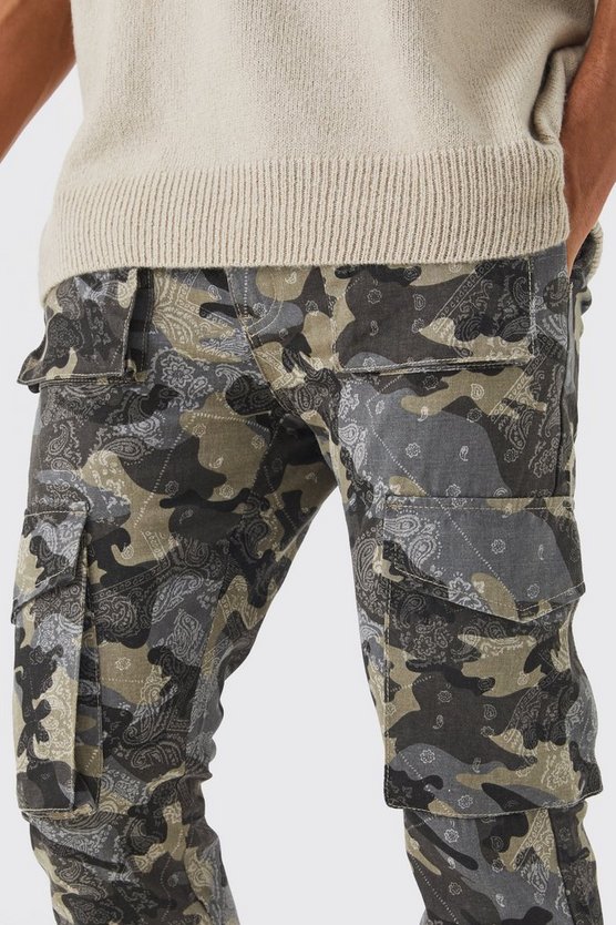 Slim-Fit Camouflage Cargo-Hose mit Bandana-Print