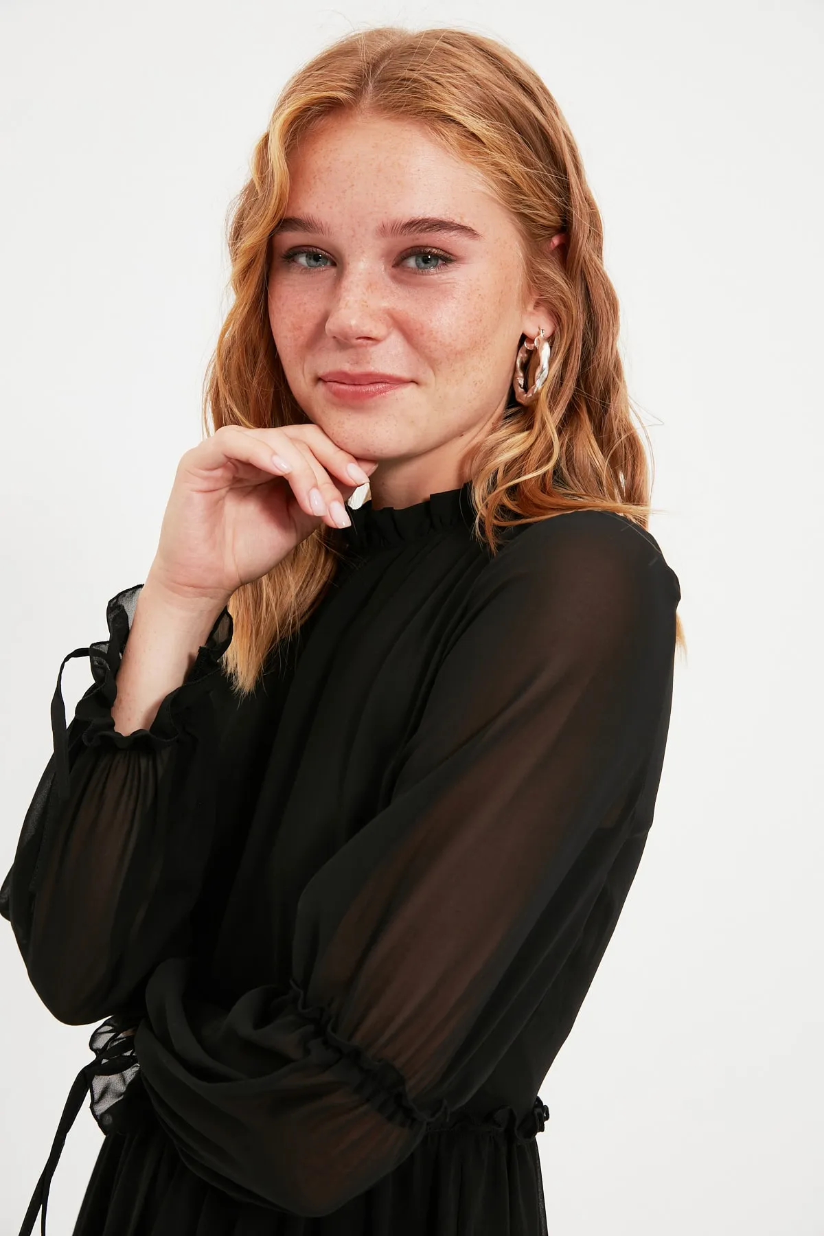Trendyol Collection  Schwarzes, mit Taillenöffnung versehenes, gerafftes, gefüttertes Mini-Webkleid mit Stehkragen TWOAW20EL0345