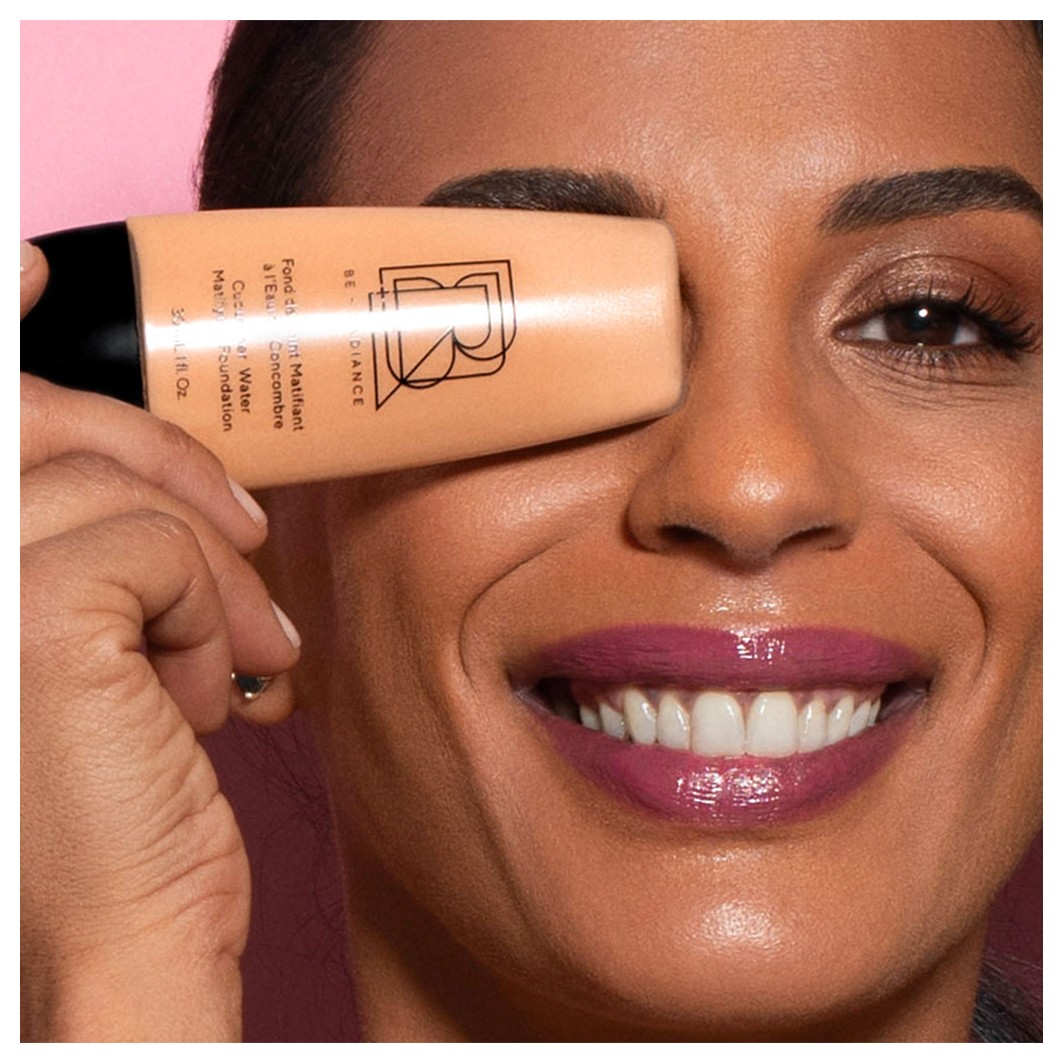 BE + Radiance matirajoči puder s kumarično vodo št. 08