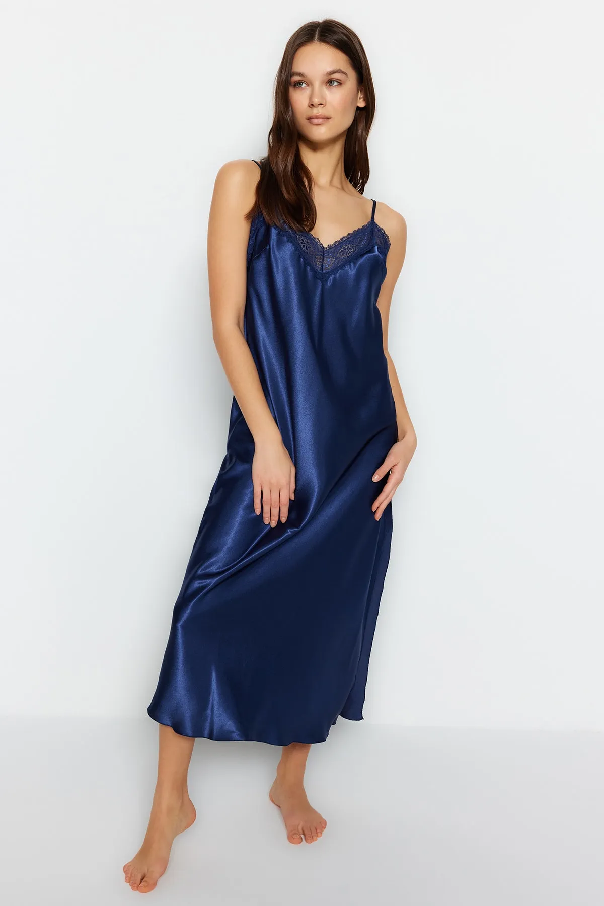 Trendyol Collection  Indigoblaues Nachthemd aus gewebtem Satin mit Spitze und Schlitzdetails und Seilträgern THMSS23GC00021