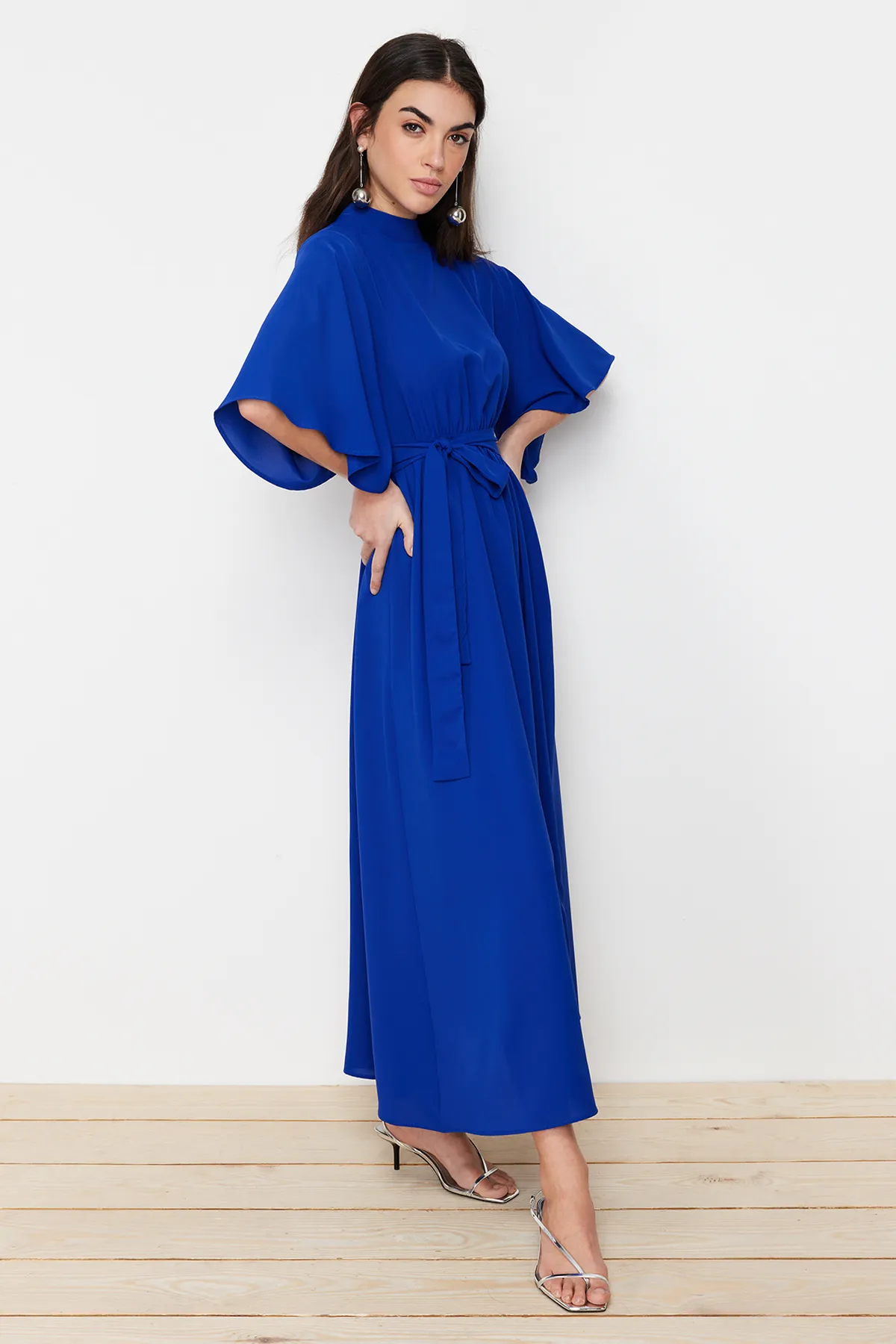 Trendyol Modest  Saks – Gewebtes Kleid mit halblangen Ärmeln und Gürtel TCTSS24DB00009