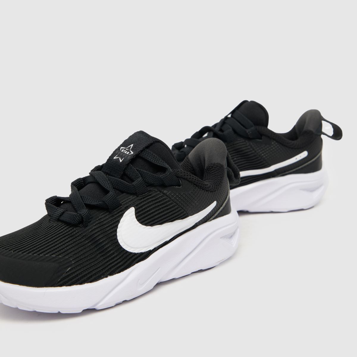 Nike Star Runner 4 gyerek cipő, fekete-fehér, 42