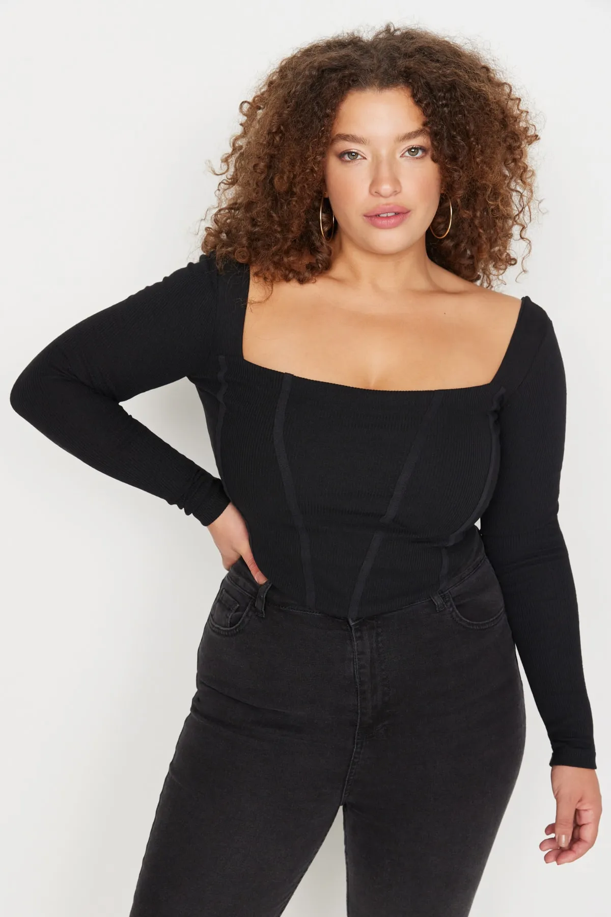 Trendyol Curve  Schwarze, taillierte Strickbluse mit Paspelierung TBBAW23AF00118