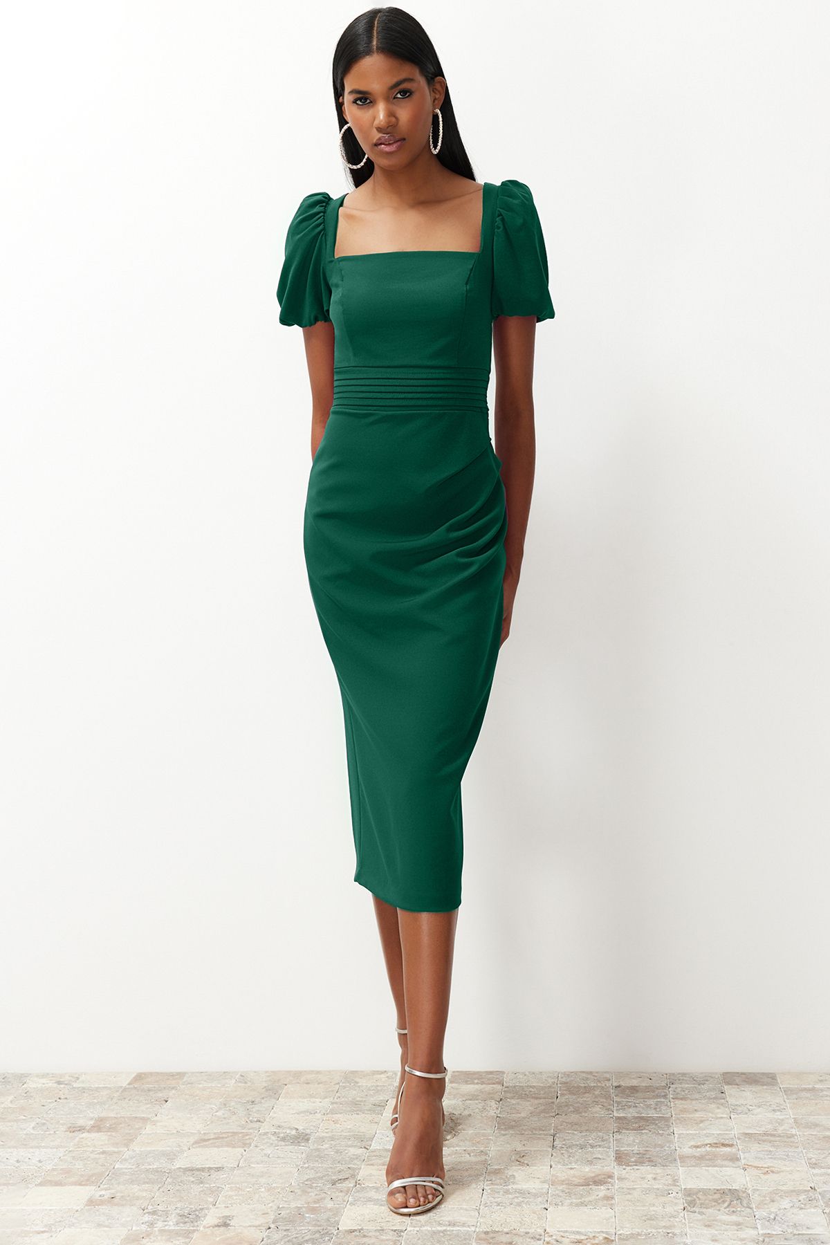 Trendyol Collection  Smaragdgrünes, figurbetontes Webkleid mit Taillendetail TPRSS24EL00158
