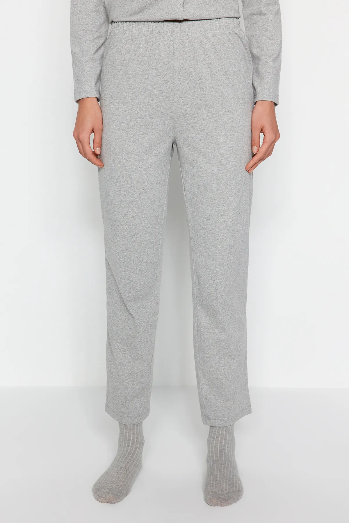Trendyol Collection  Grau meliertes Pyjama-Set aus Hemd und Hose aus Baumwolle mit Teddybär-Stickerei THMAW24PT00008