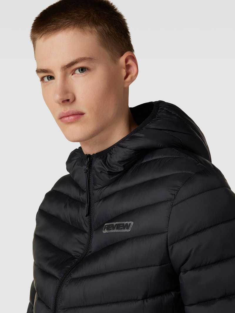Steppjacke mit Kapuze in schwarz
