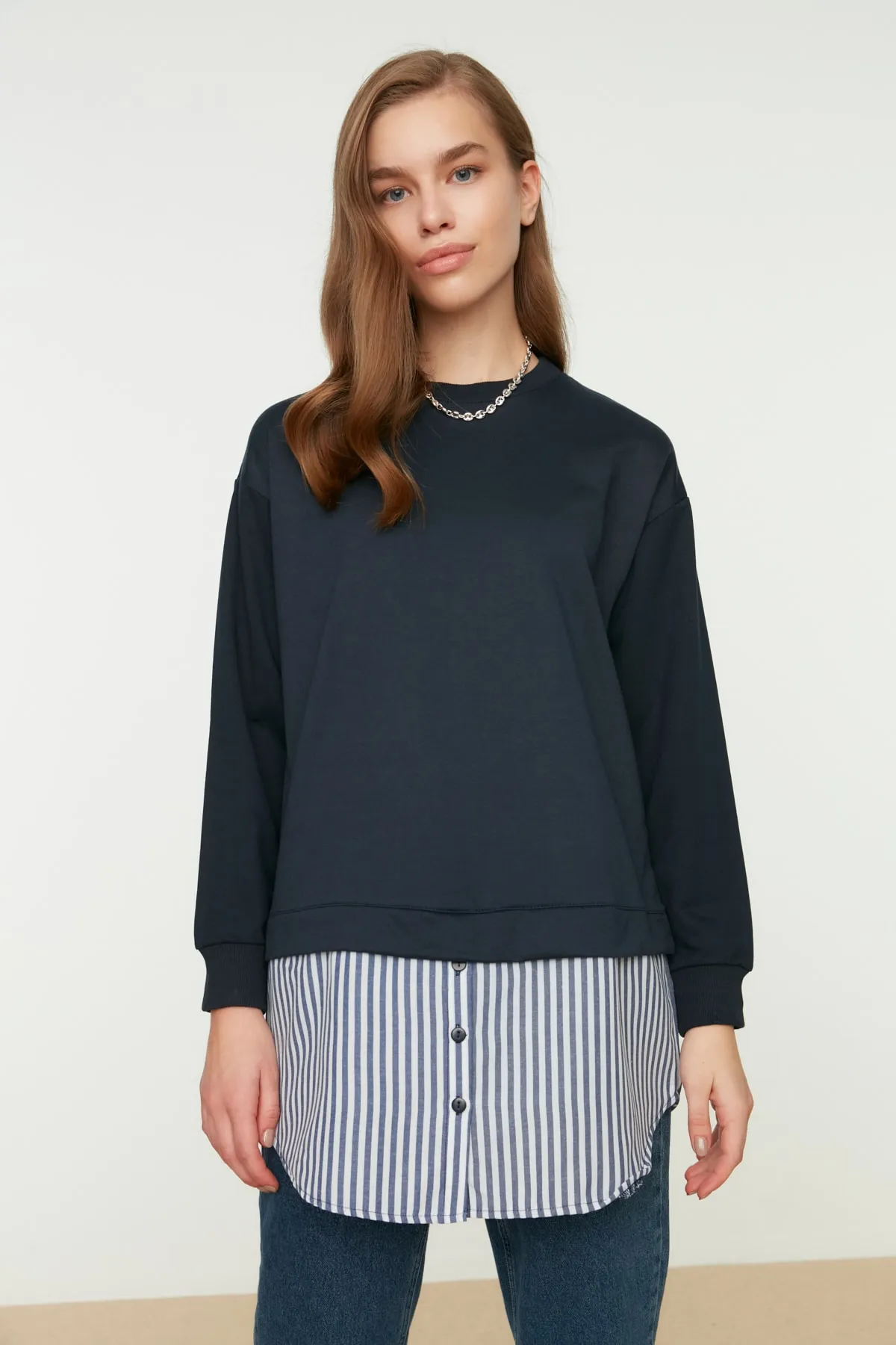 Trendyol Modest  Marineblaues Strick-Sweatshirt mit Rundhalsausschnitt und Hemdfreigabe von unten TCTAW22TW0216