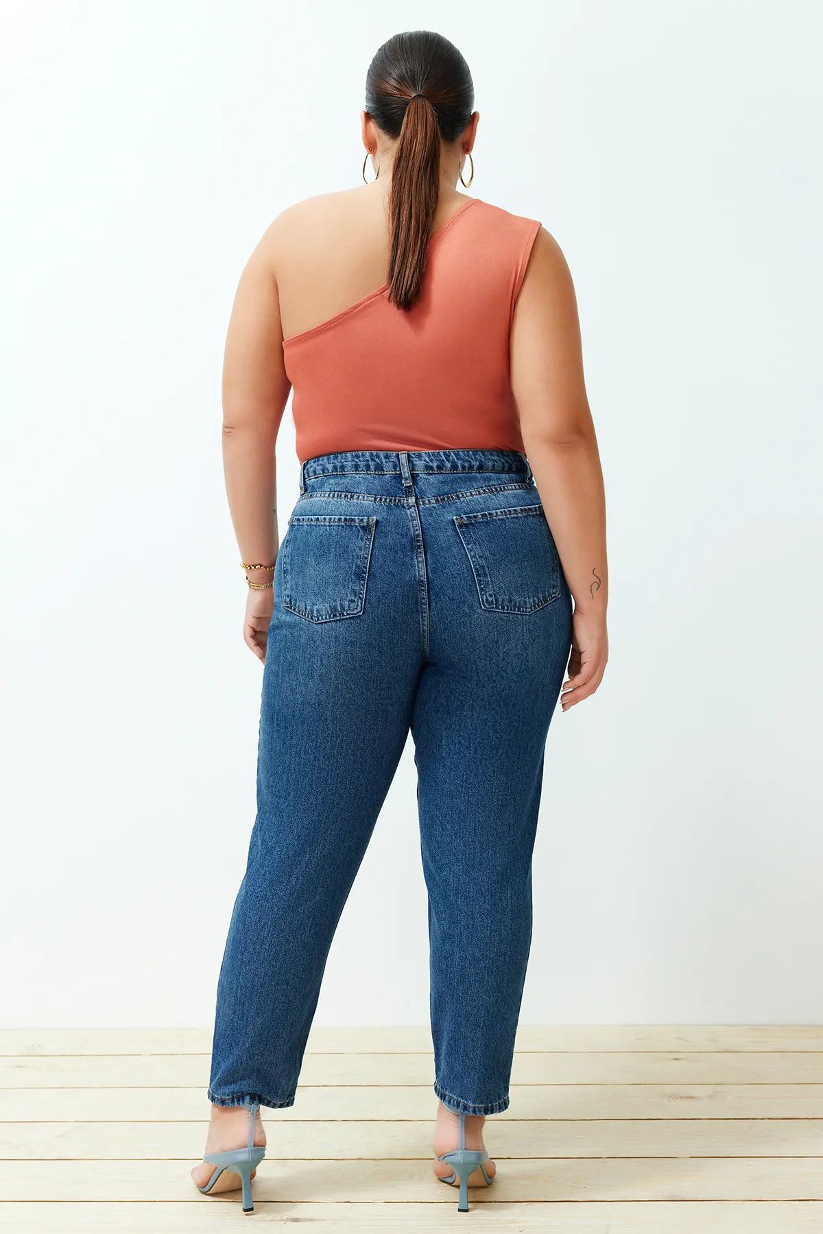 Trendyol Curve  Blaue Mom-Fit-Jeans mit hoher Taille TBBSS24CJ00023