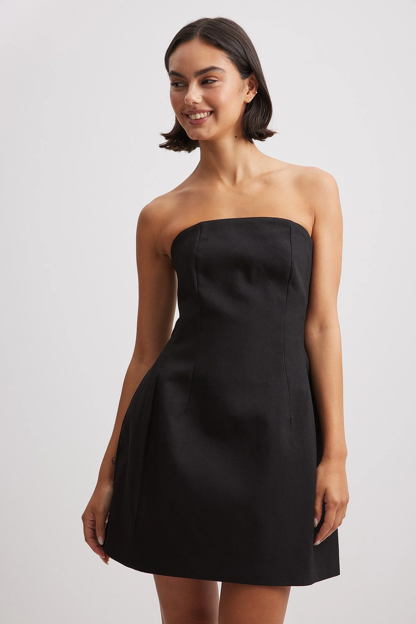 Tailliertes Bandeau-Minikleid