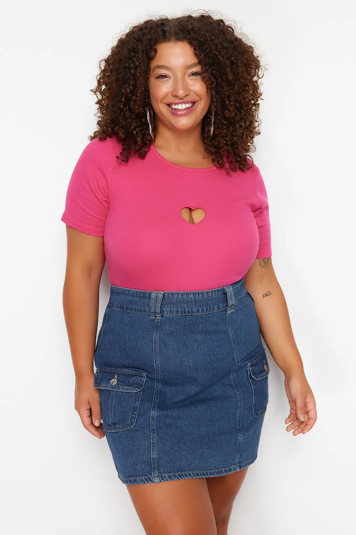 Trendyol Curve  Rosa T-Shirt aus Rippstrick mit Herzausschnitt und Cut-Out-Detail TBBSS24BF00006