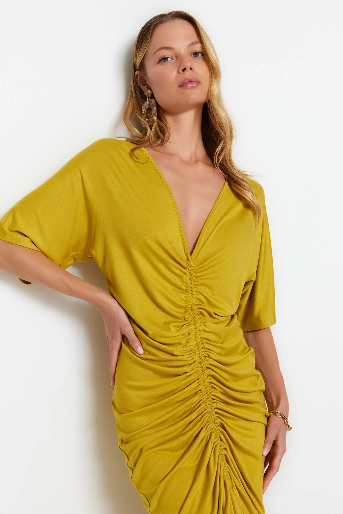 Trendyol Collection  Fettgrünes Midi-Strick-Strandkleid mit Raffung TBESS23EL00233