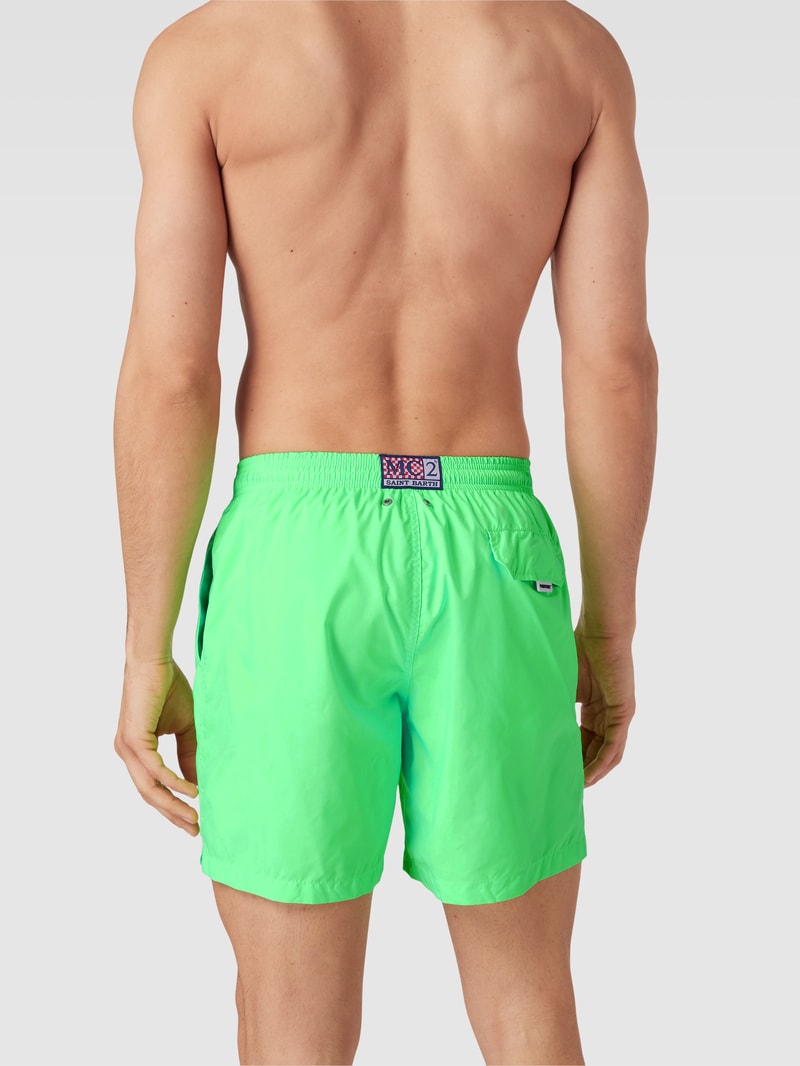 Badehose mit Label-Patch in neon grün
