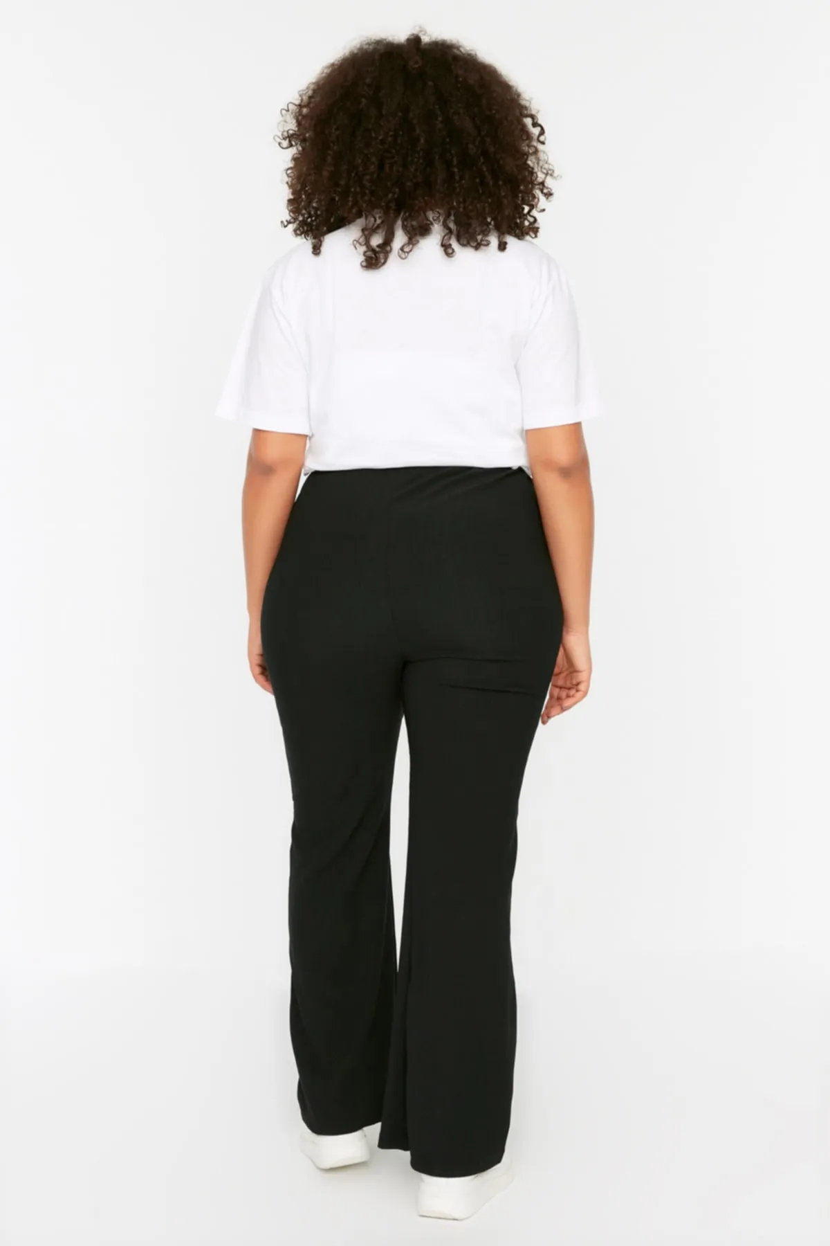 Trendyol Curve  Schwarze Strickhose mit spanischem Bein und hoher Taille TBSSS22PL0416