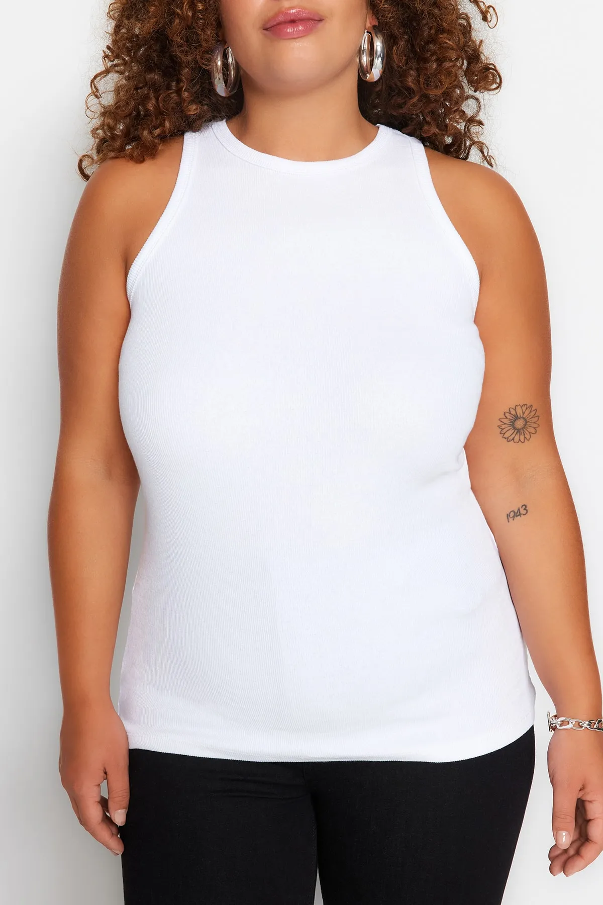 Trendyol Curve  Weißes Basic-Strick-Tanktop mit Neckholder-Kragen TBBSS23CV00001