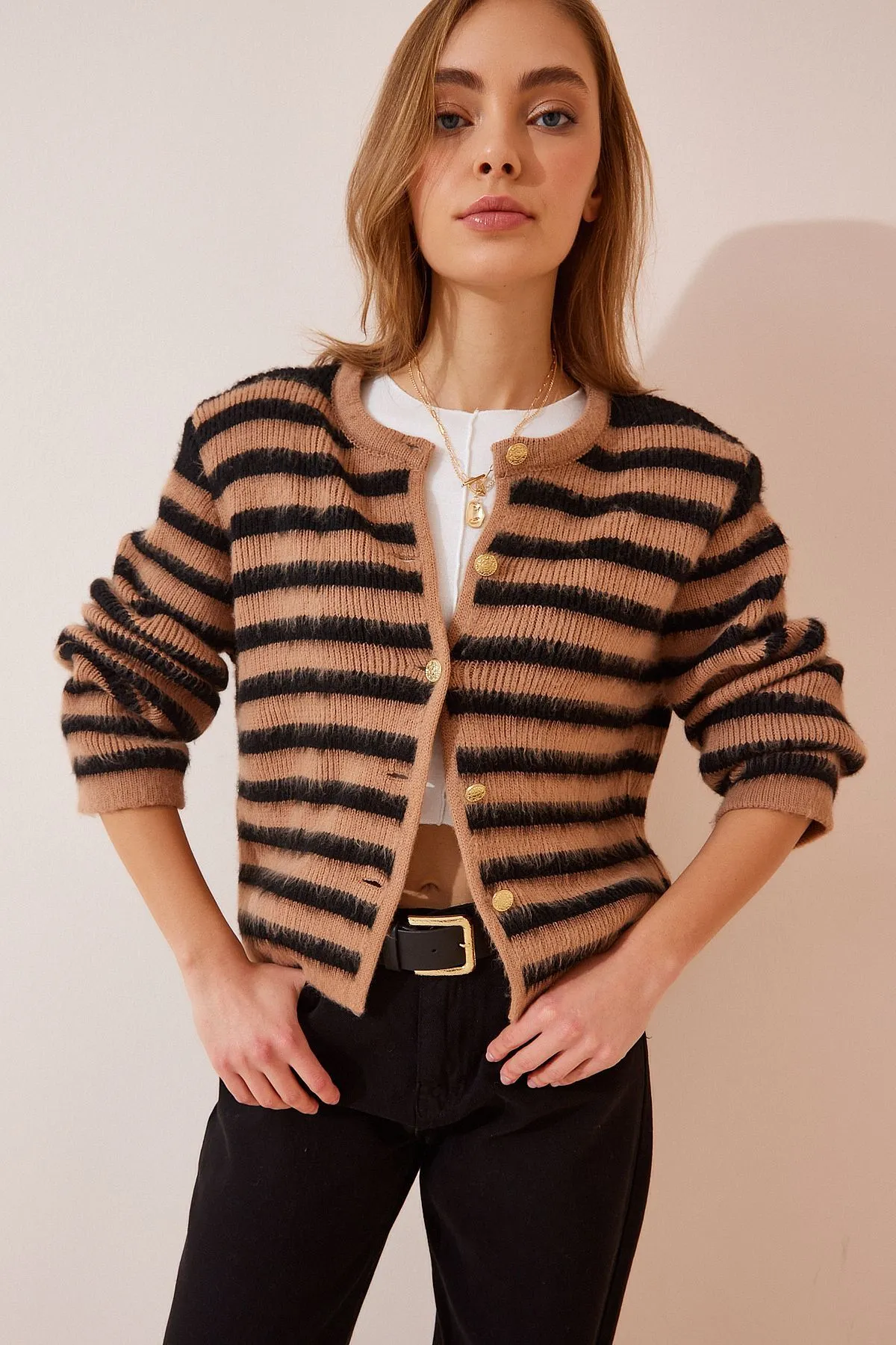 Happiness İstanbul  Damen Strickjacke mit gefiederten Fäden und Streifen in Kamel-Schwarz YY00115