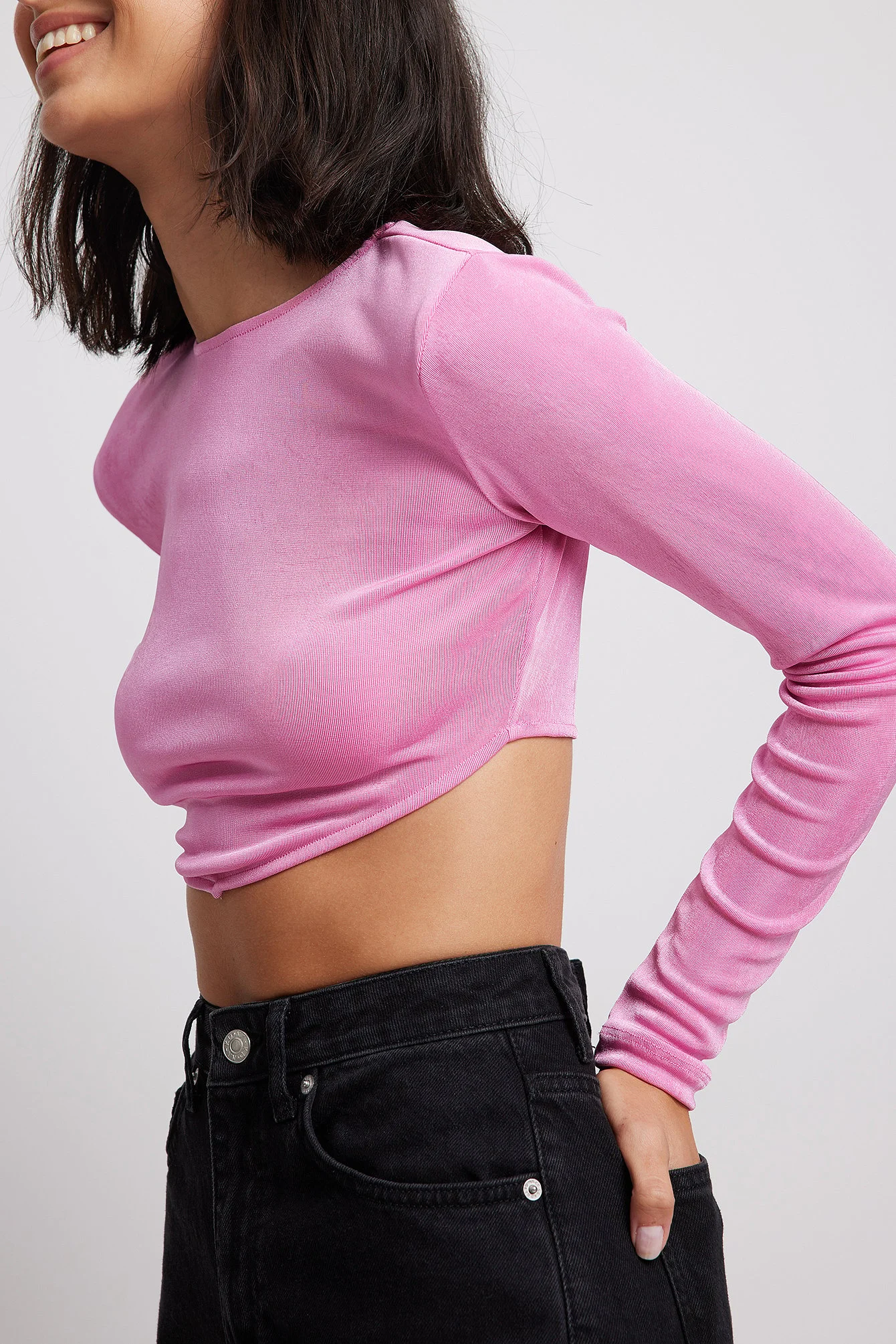 Glänzendes langärmeliges Top mit Rundhalsausschnitt