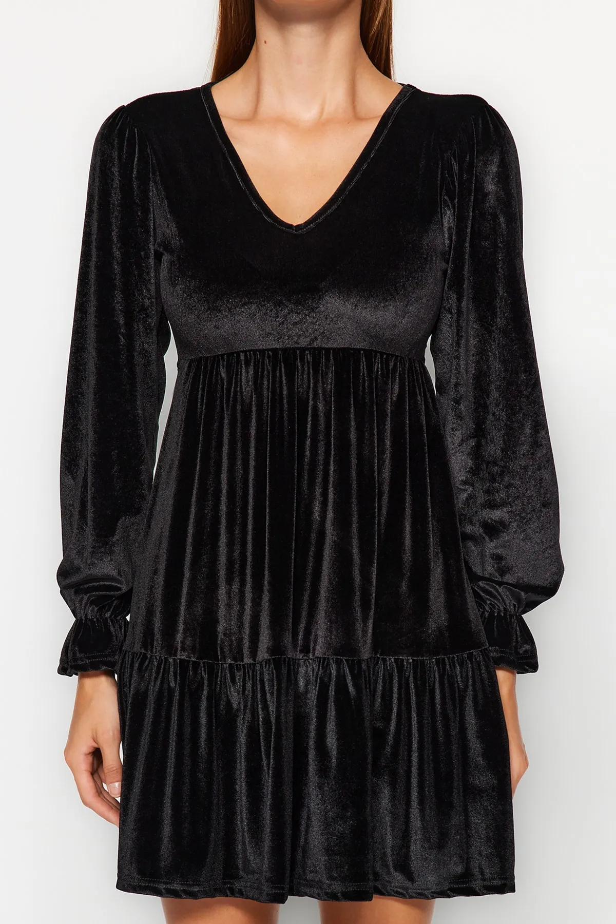 Trendyol Collection  Schwarzes Mini-Strickkleid aus Samt mit V-Ausschnitt und Skater-/Taillenausschnitt TWOAW24EL00381
