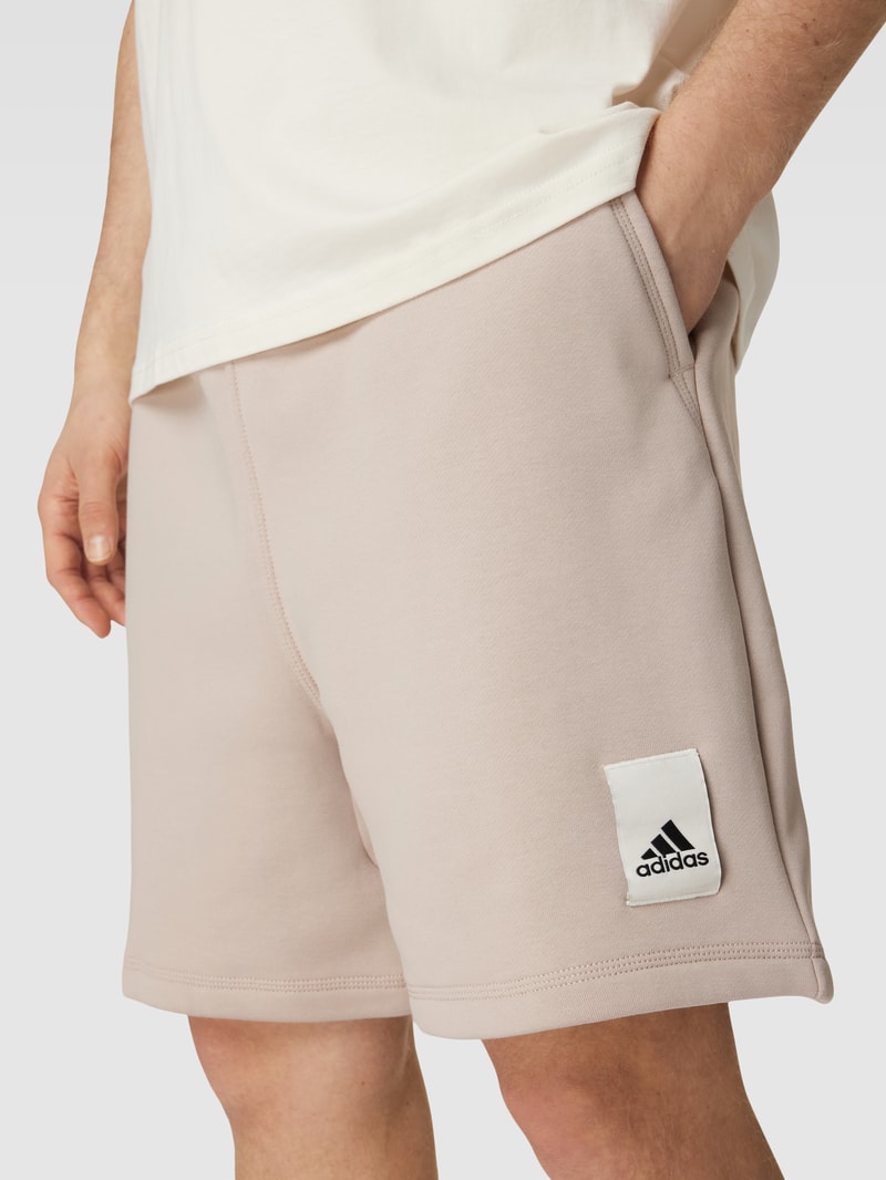 Sweatshorts mit Label-Patch in haselnuss braun