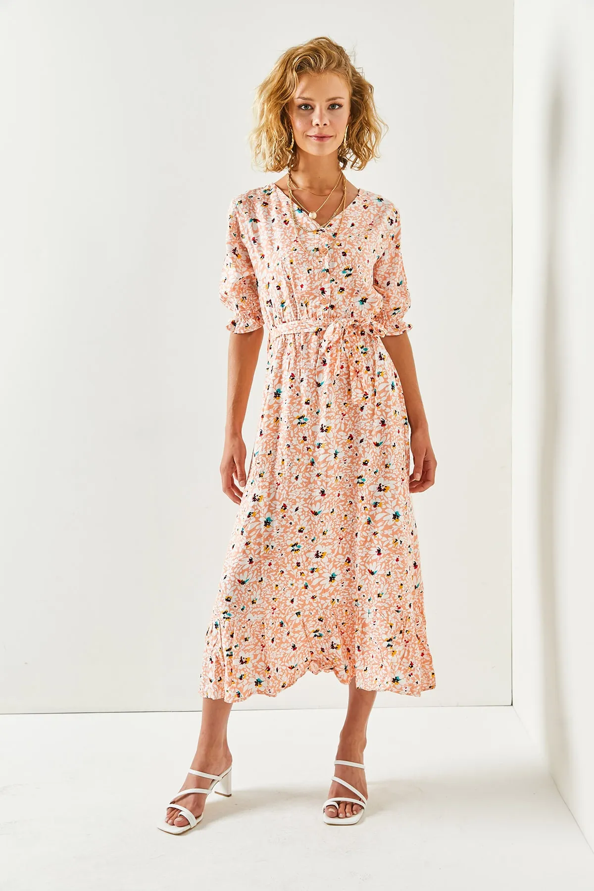 Olalook  Lachsweißes Damenkleid aus gewebter Viskose mit Knöpfen und Gürtelärmeln ELB-19001524