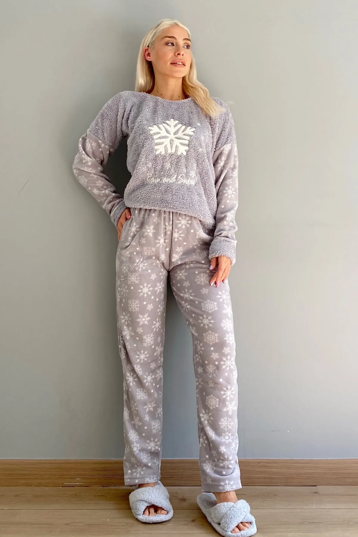 Pijamaevi  Graues Damen-Pyjama-Set aus Plüsch mit Schneeflockenmuster