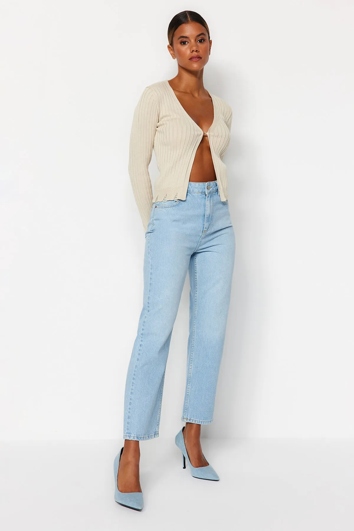 Trendyol Collection  Hellblaue gerade Jeans mit hoher Taille TWOAW24JE00082