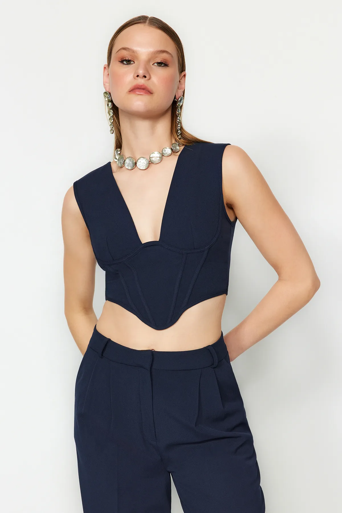 Trendyol Collection  Marineblaues Korsett mit detailliertem, gewebtem Bustier mit V-Ausschnitt TPRAW23BS00032