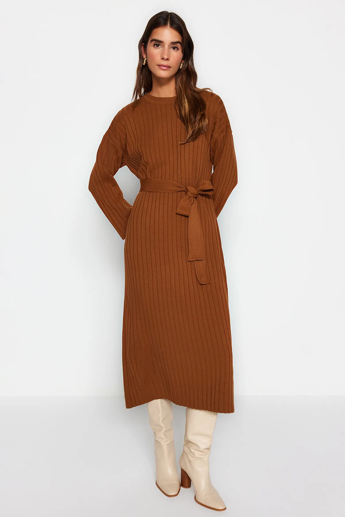 Trendyol Modest  Braunes geripptes Strickkleid mit Gürtel TCTAW24EB00008