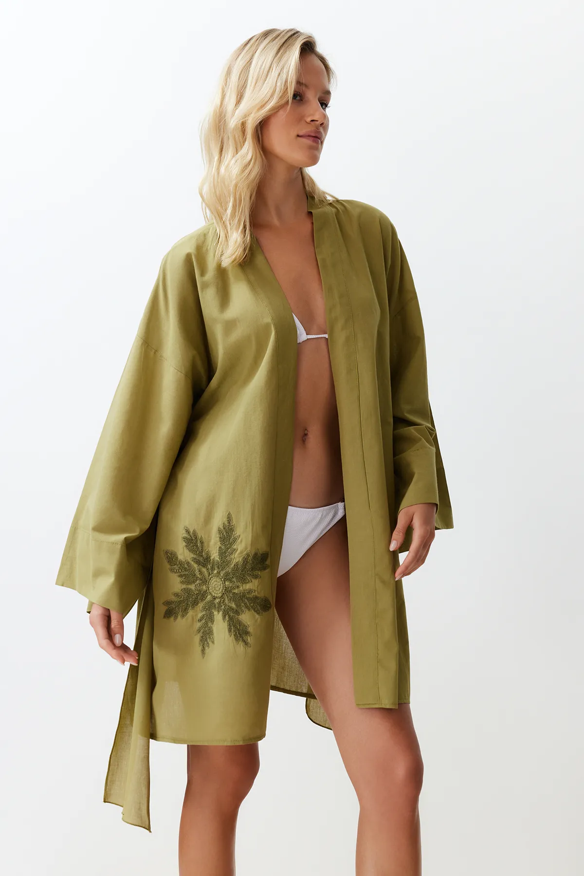 Trendyol Collection  Ölgrüner Mini-Kimono und Kaftan aus 100 % Baumwolle mit Gürtel, Stickereien und Stickereien TBESS24KM00008