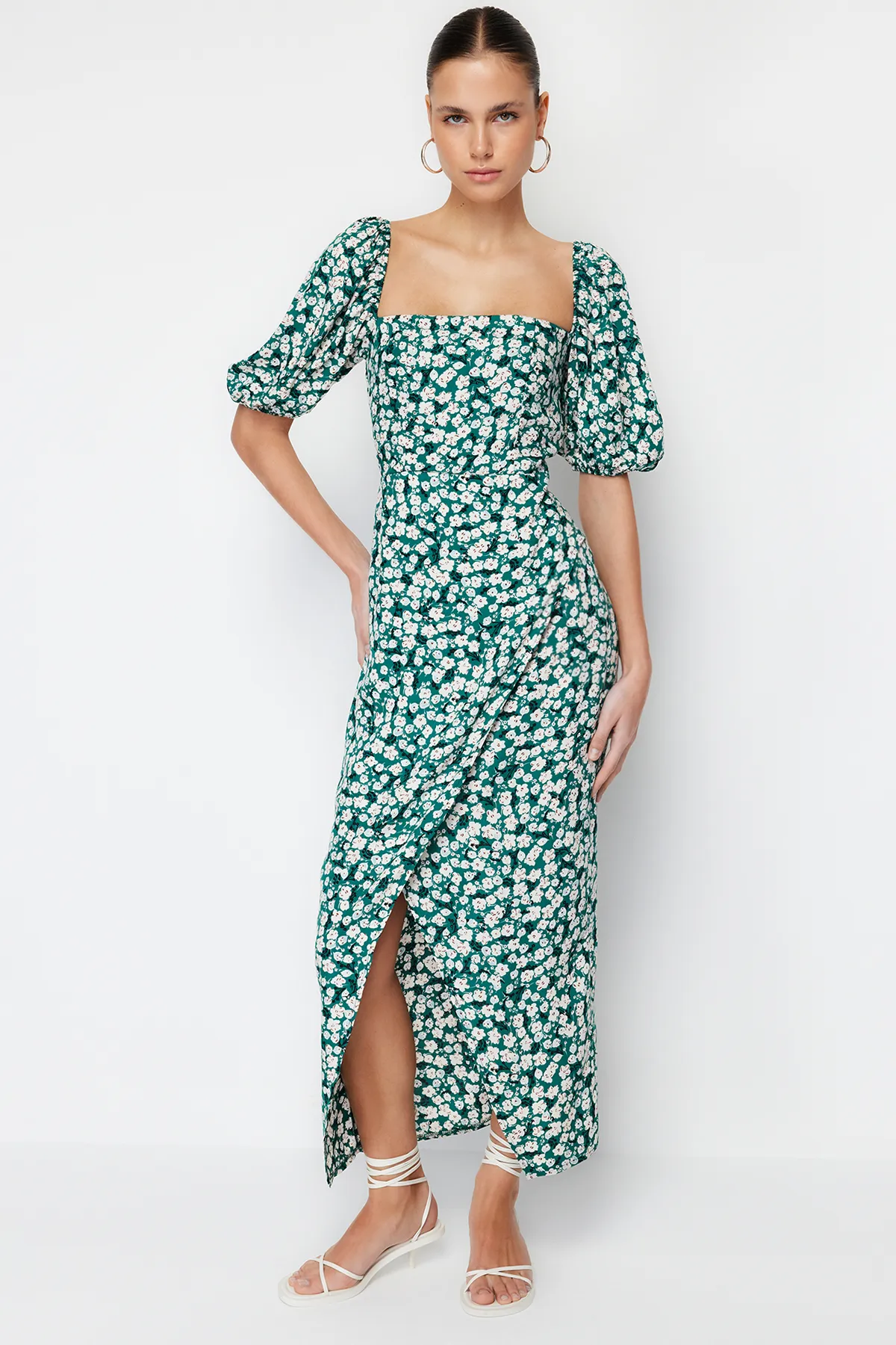 Trendyol Collection  Grünes Midikleid aus gewebter Viskose mit Ballonärmeln und Blumenmuster TWOSS24EL00072